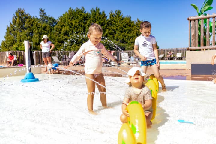 Vacances avec par aquatique, piscine et pataugeoire pour enfants