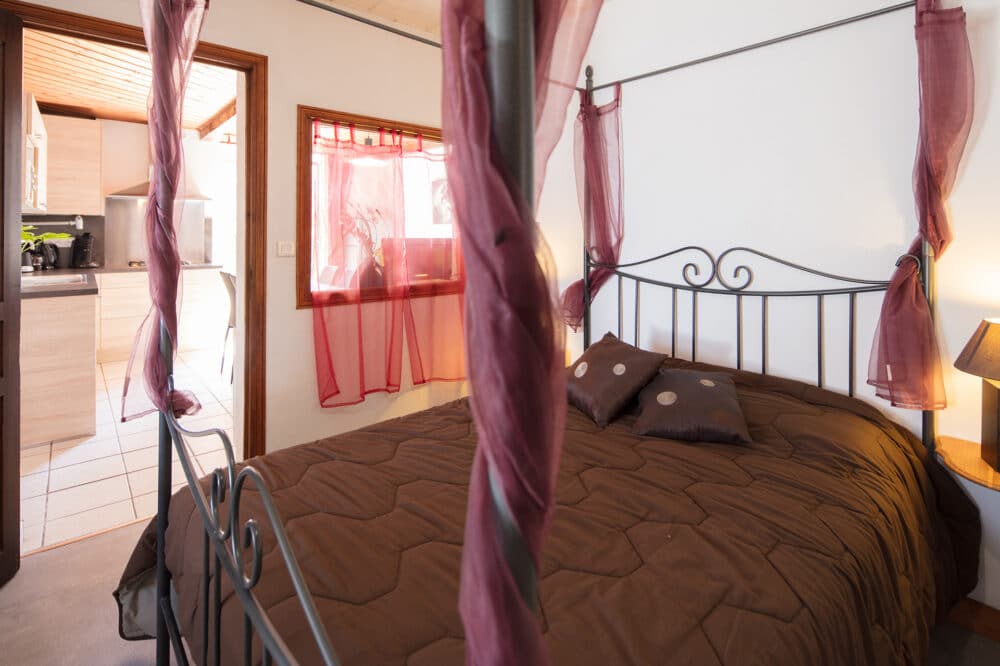 Chambre du gîte 6 personnes à côté du lac de Naussac