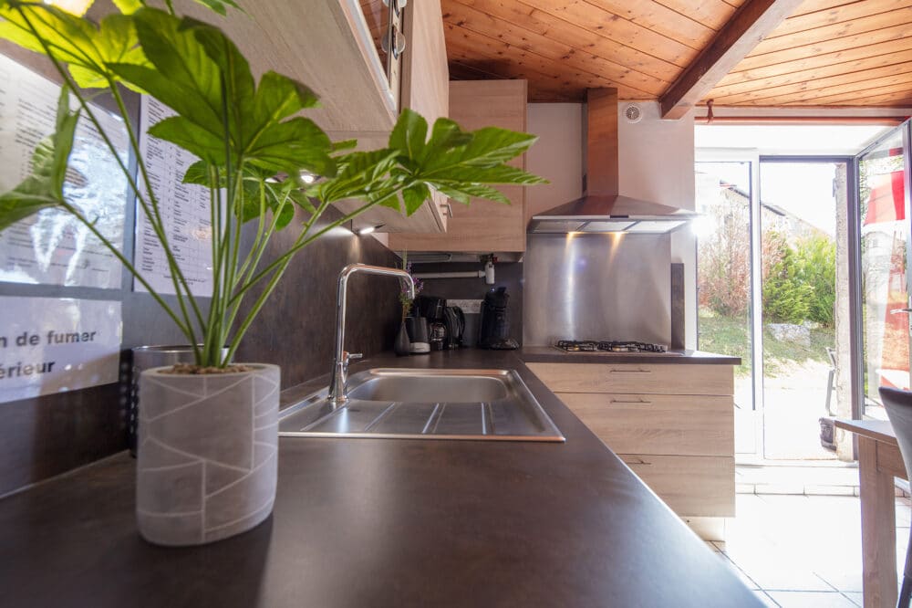 Cuisine du gîte 6 personnes à côté du lac de Naussac