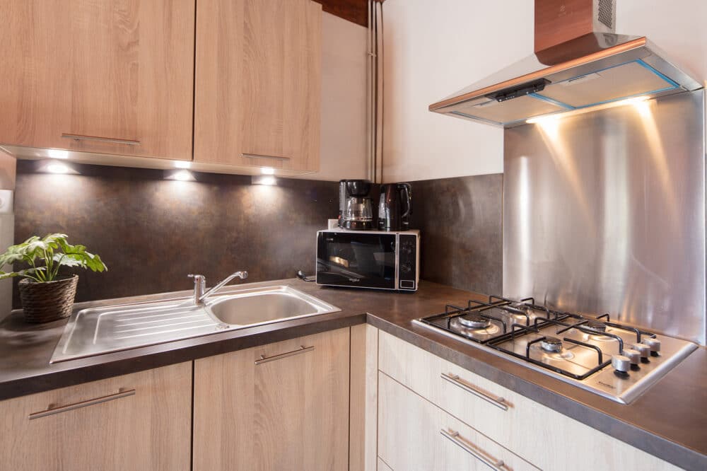 Cuisine équipée du gîte des sous bois du lac de Naussac