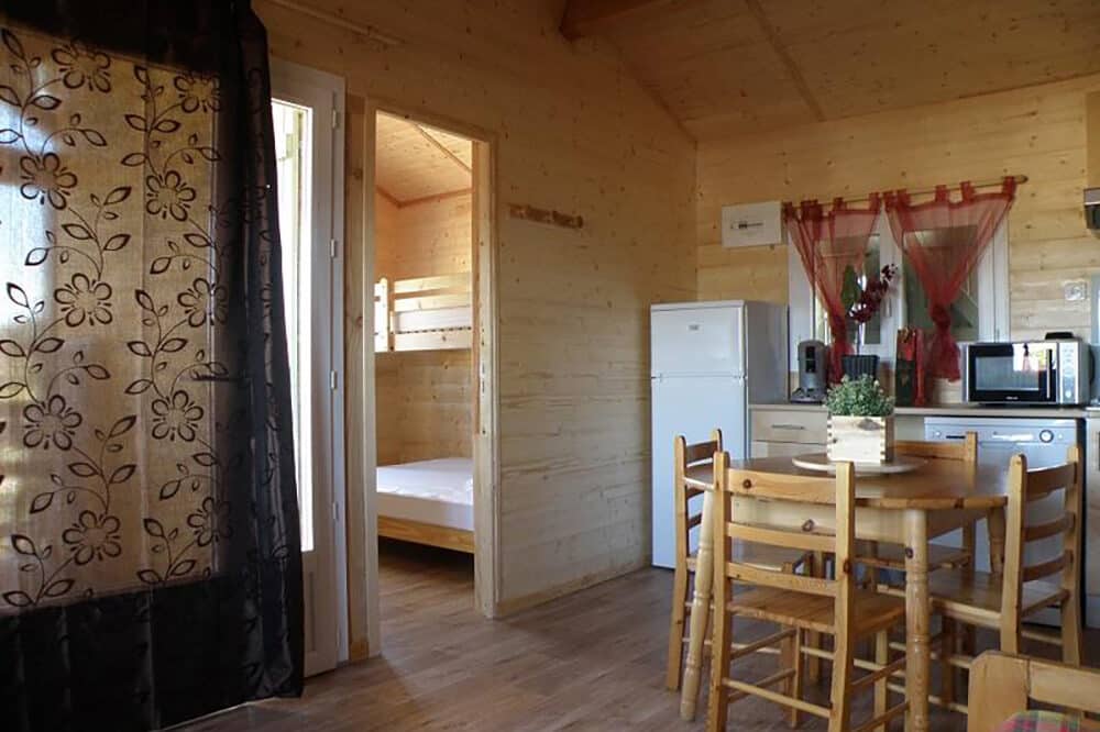 Intérieur du chalet premium plus au camping 3 étoiles les sous bois du lac en Lozère