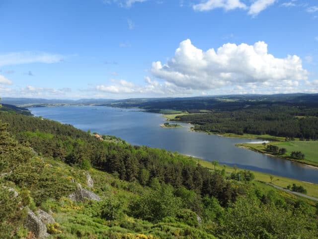 Le Lac de Naussac , plus grand de Lozère, déploie ses vastes eaux au cœur des paysages de Margeride