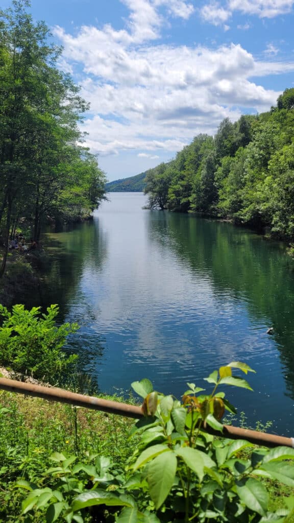 Route des lacs en Lozère et le lac de Villefort