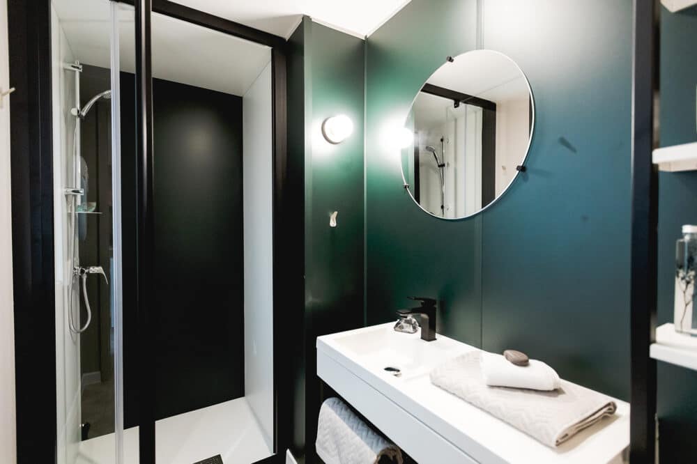 Salle de bain du mobil-home Prestige famille en Lozère