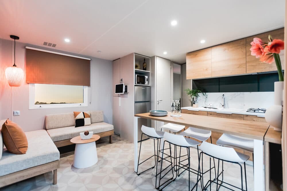 Cuisine équipée du mobil-home Prestige famille en Lozère