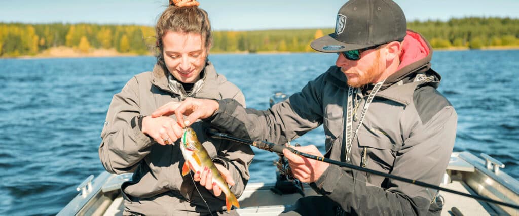 Faire de la pêche au lac de Naussac