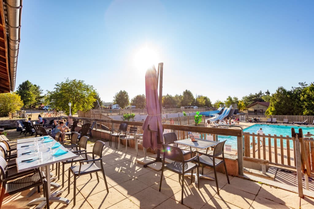 Le restaurant du camping avec terrasse propose des plats à emporter : pizzas, frites, sandwichs…