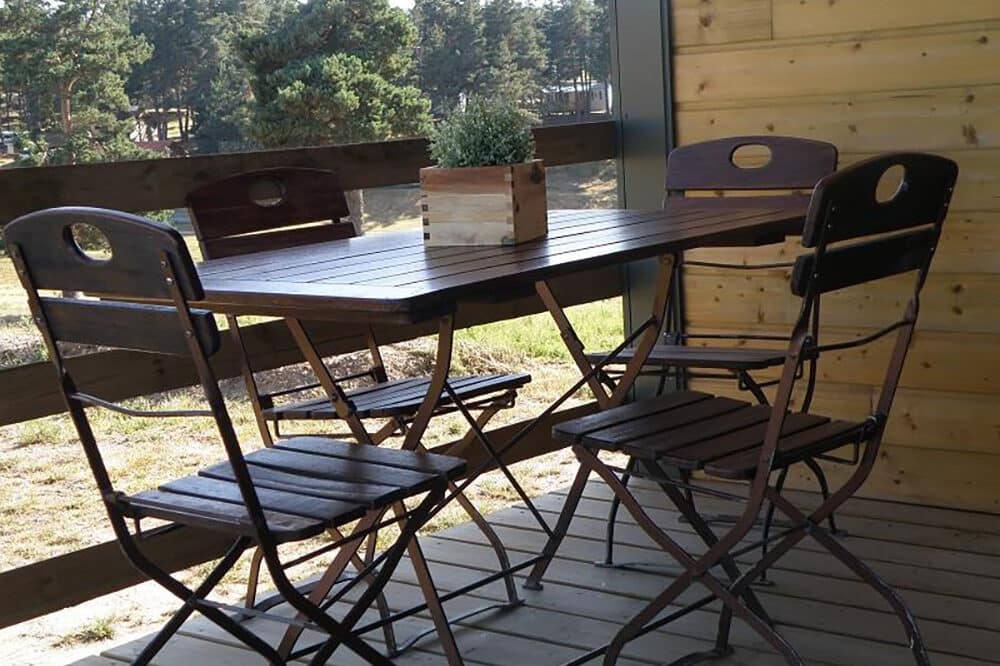 Terrasse du chalet premium plus au camping 3 étoiles les sous bois du lac en Lozère