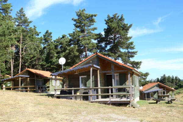 Village de chalets premium au camping les sous bois du lac en Lozère