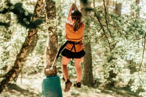 L'accrobranche parmi les activités de pleine nature en Lozère à côté du camping les sous bois du lac