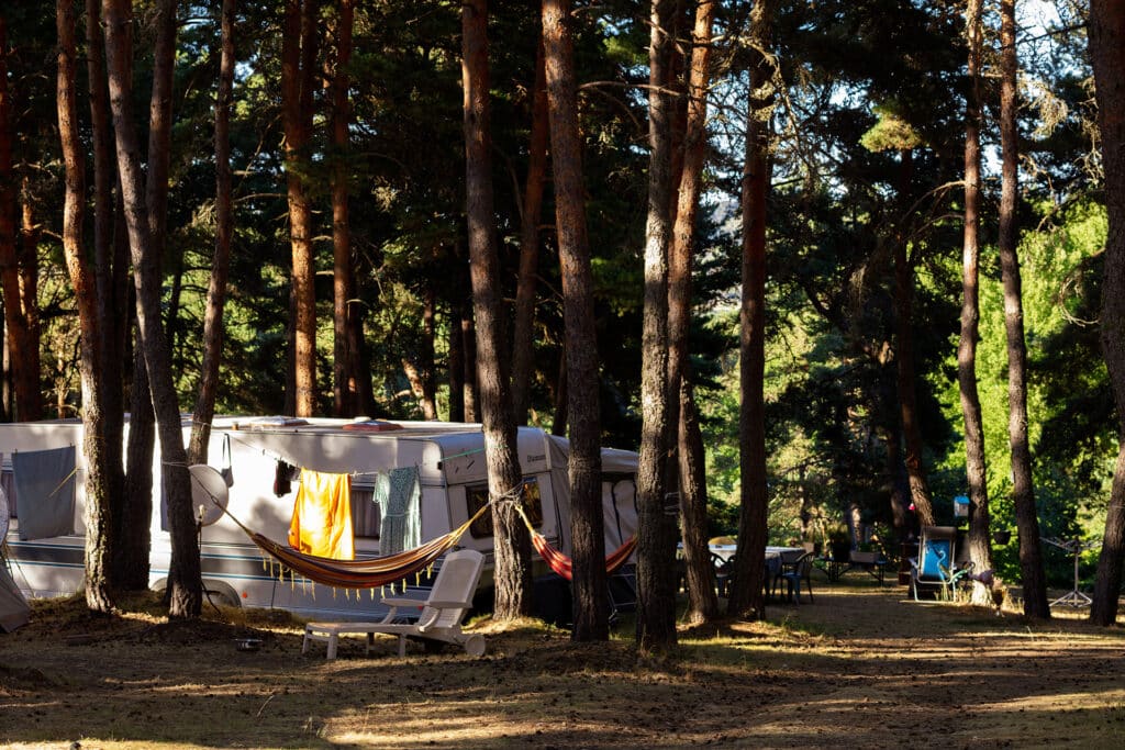Camper en tente en Lozère vers le lac de Naussac