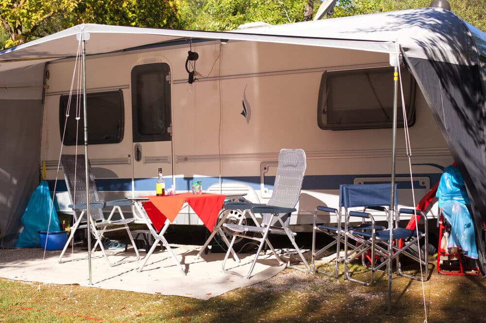 Des emplacements confort au camping Les Sous-Bois du Lac