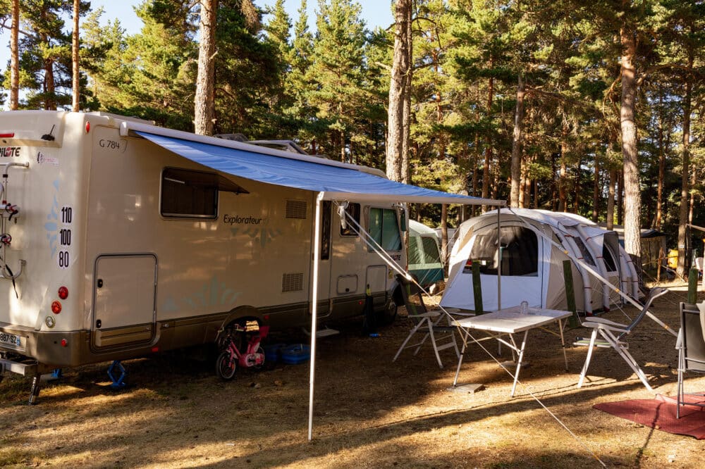 Camper proche du lac de Naussac en Lozère