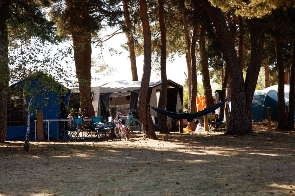 Emplacements spacieux pour tentes, vans, caravanes et camping-cars en Lozère