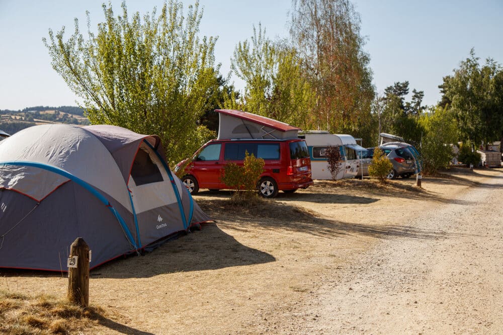 Emplacements spacieux d’environ 100 m² qui accueillent tentes, vans, caravanes et camping-cars en Lozère