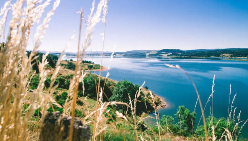 Accueil de groupe pour randonner autour du lac de Naussac en Lozère