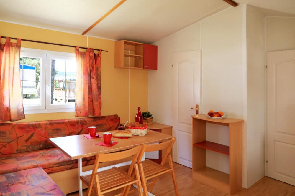 Vacances en mobil-home confort simple et convivial sous les pins