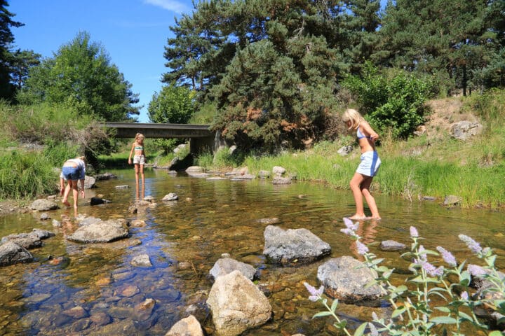 Le lac de Naussac et la rivière : une autre manière de vivre l’eau