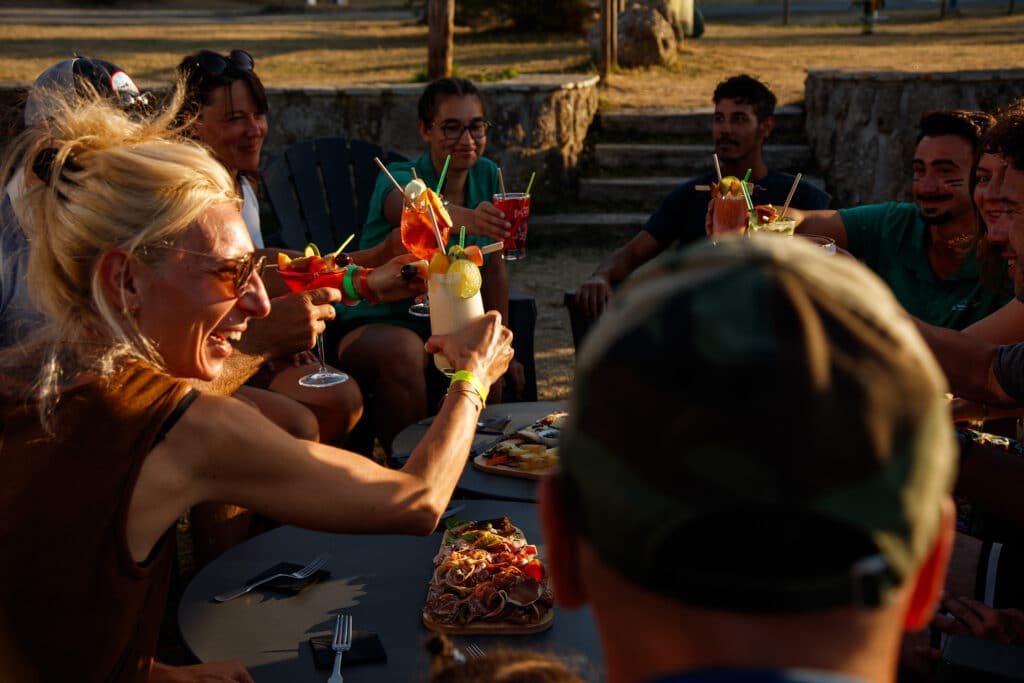 Se retrouver en groupe au camping les sous bois du lac en Lozère
