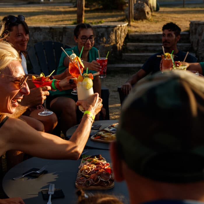 Se retrouver en groupe au camping les sous bois du lac en Lozère