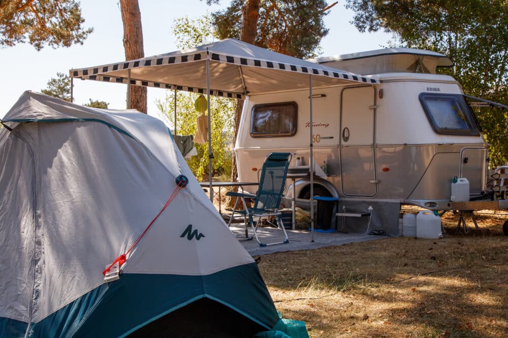 Des emplacements confort au camping Les Sous-Bois du Lac en Lozère