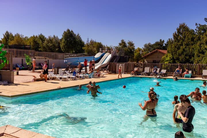 Au sein de notre camping 3étoiles en Lozère avec parc aquatique, l’eau est bien plus qu’un simple bassin