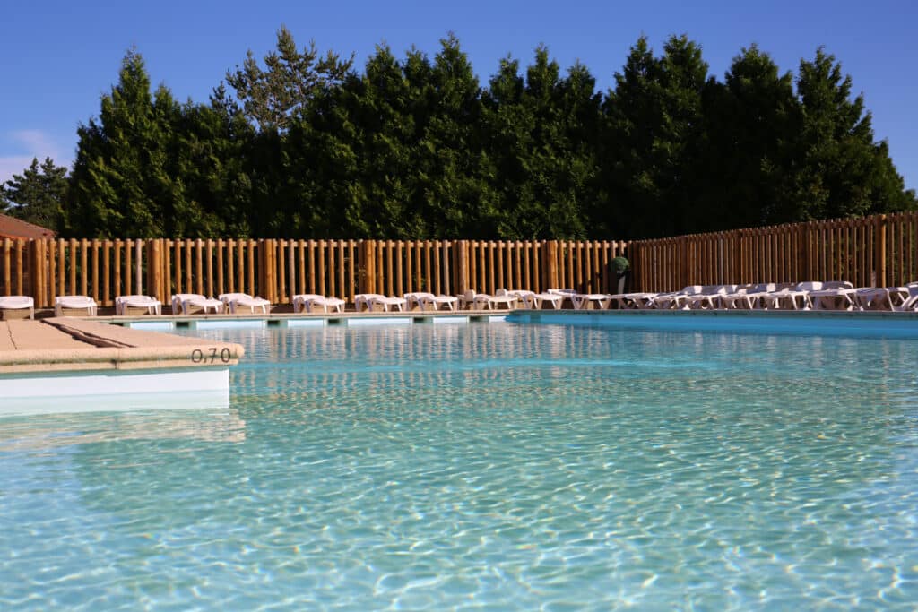 À côté du parc aquatique, la piscine chauffée offre un moment à part, plus calme, presque confidentiel