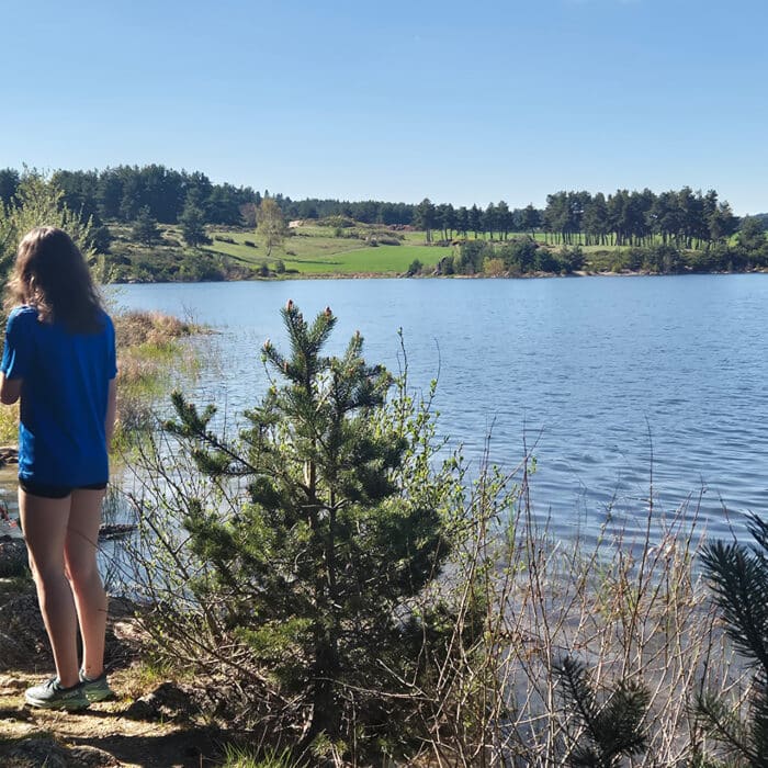 Randonner autour du lac de Naussac en Lozère